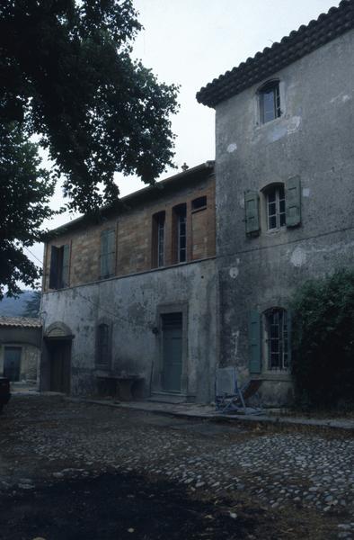 Façade sur terrasse, côté sud-ouest.