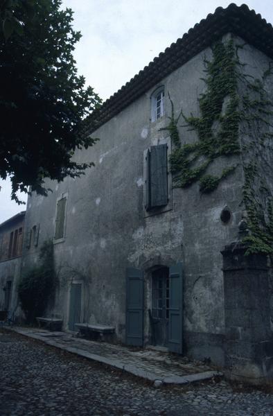 Façade sur terrasse.