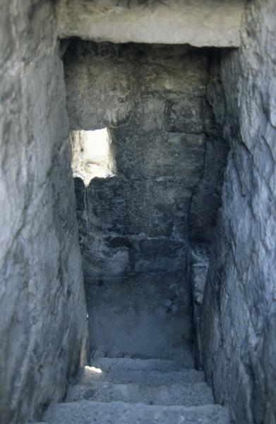 Vue intérieure, escalier dans le mur.