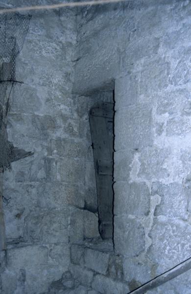 Vue intérieure, escalier, porte conduisant à l'ancienne terrasse.