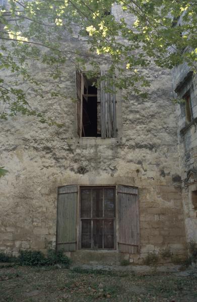 Cour, aile ouest, entrée.