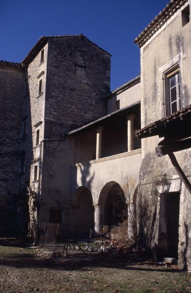 Cour, côté nord, tour d'escalier.