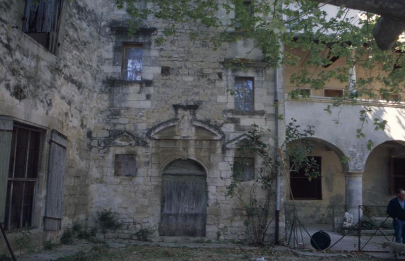 Cour, côté nord, tour d'escalier : entrée.