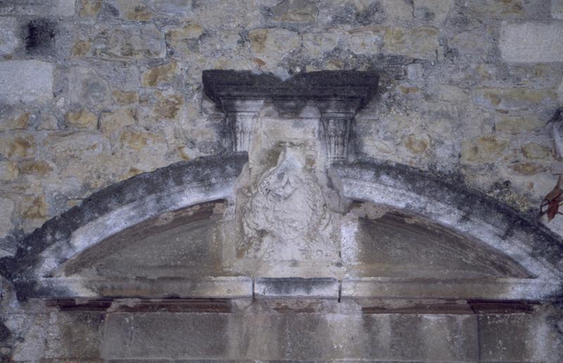 Cour, côté nord, tour d'escalier : fronton daté 1589.