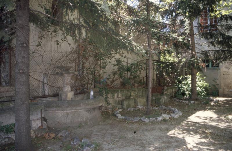 Cour, fontaine sur la limite de la parcelle 247.