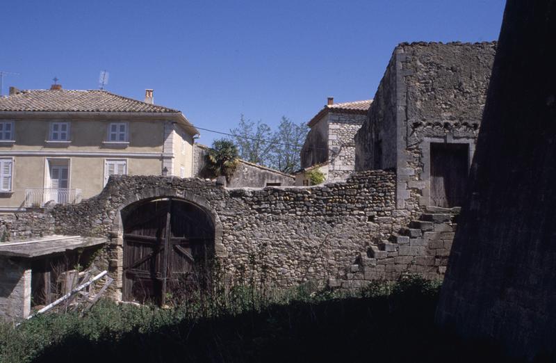 Portail des communs sur la rue de Baroncelli Javon vu depuis le chateau.