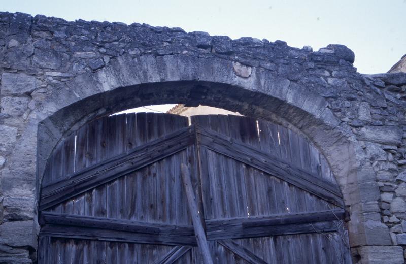 Portail des communs sur la rue de Baroncelli Javon.