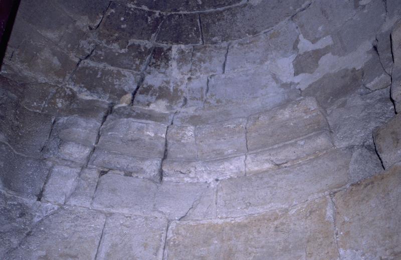 Ancienne église, vue intérieure : détail de l'absidiole nord.