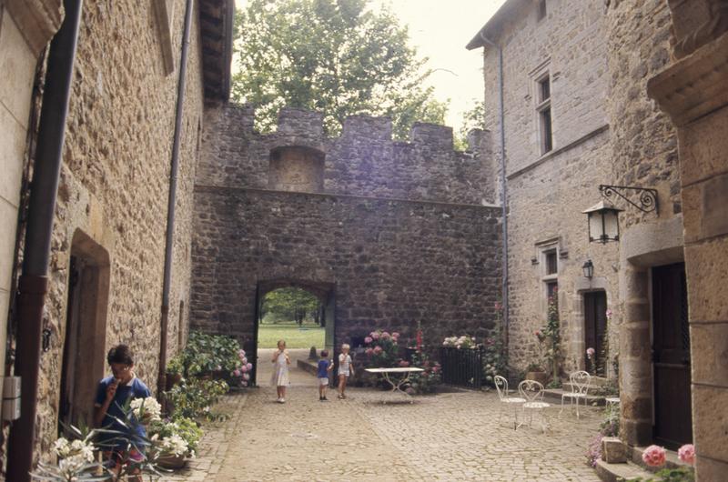 Cour, vue vers l'entrée.