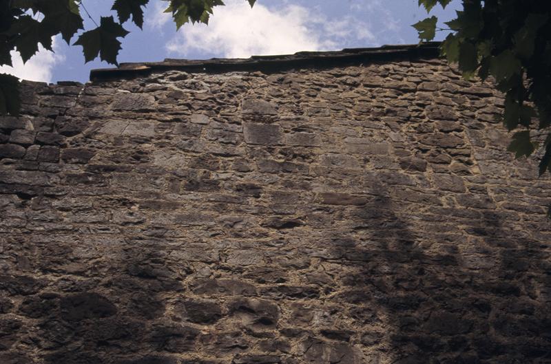 Côté sud-ouest, trace des anciens crénaux.