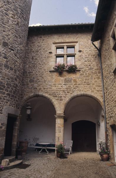 Cour côté nord-est, loggia.