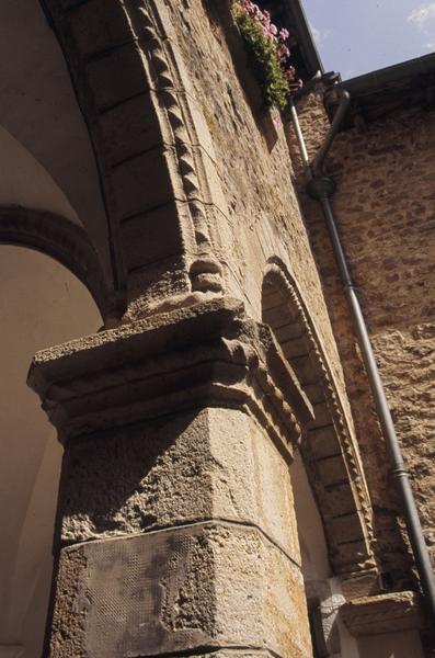 Cour côté nord-est, détail de la loggia.