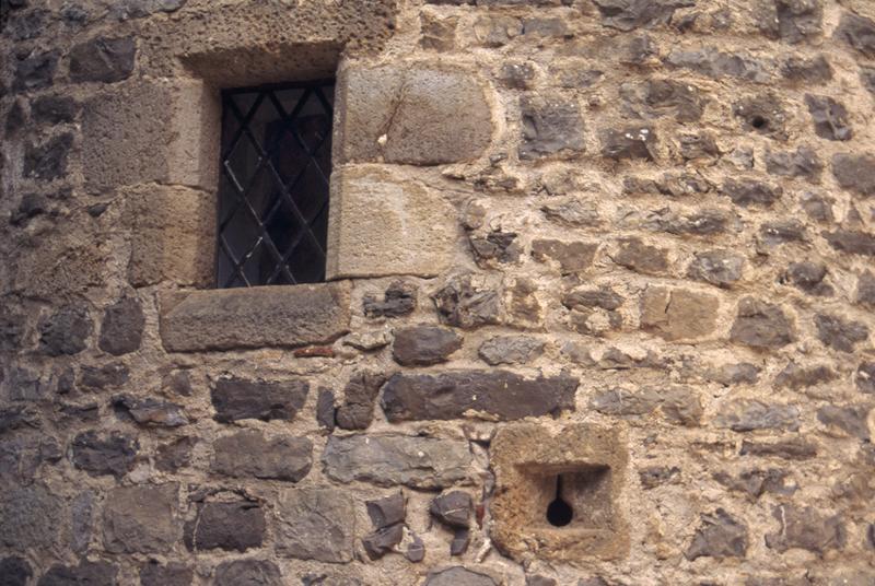 Cour côté nord-est, tour d'escalier, canonnière.