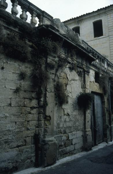 Côté rue de la Ferté-Milon, ancien portail et terrasse.