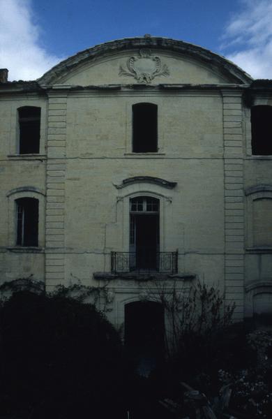 Travée centrale sur cour.