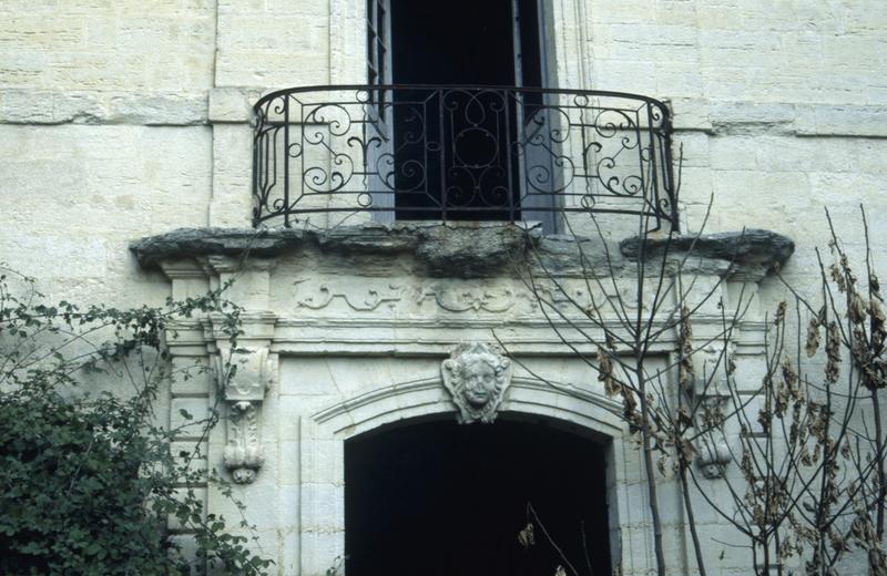 Entrée sur cour, balcon.