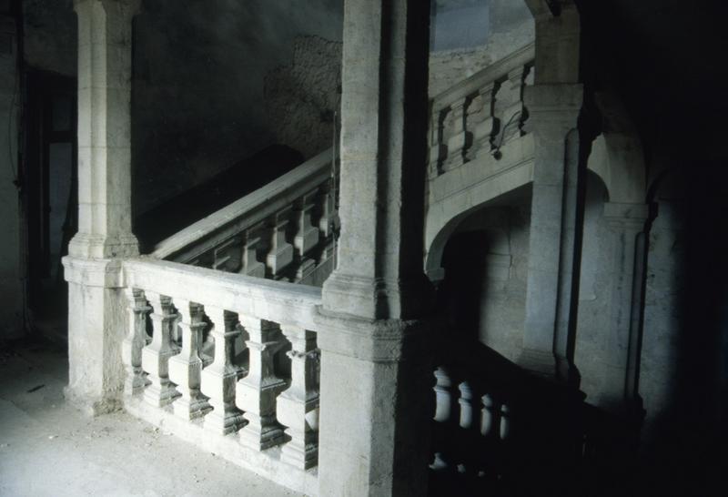 Vue intérieure : escalier, palier.