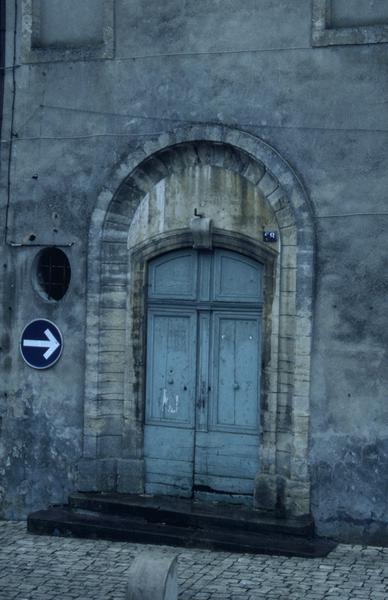 Façade côté boulevard, porte.