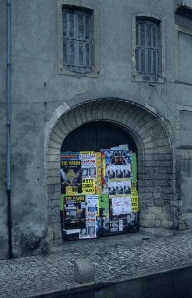 Façade côté boulevard, porte charretière.