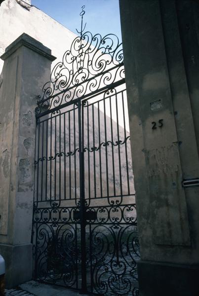 Façade sur rue, grille.