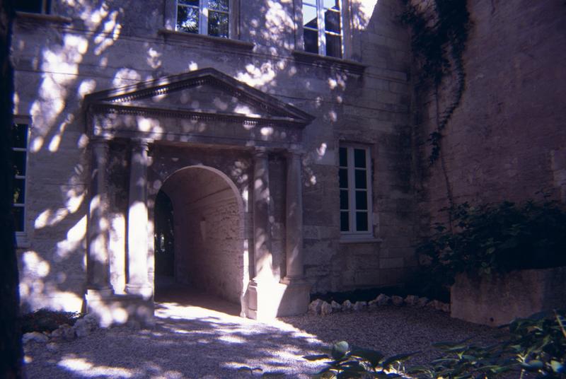 Cour, entrée.