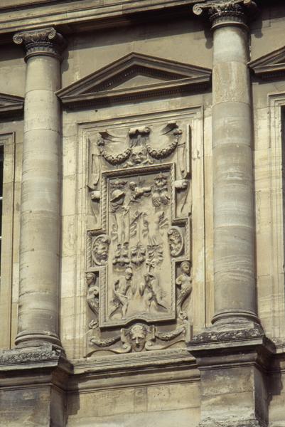 Façade Renaissance, bas-relief gauche du premier étage.