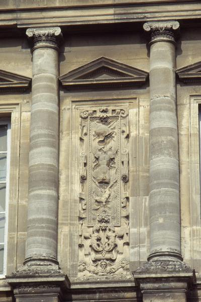 Façade Renaissance, bas-relief central du premier étage.