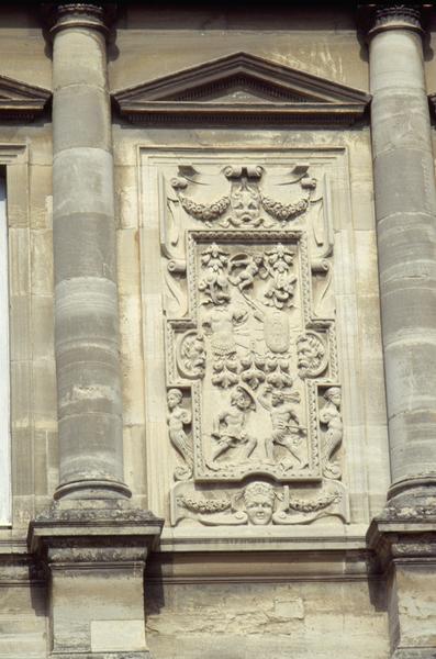 Façade Renaissance, bas-relief droit du premier étage.