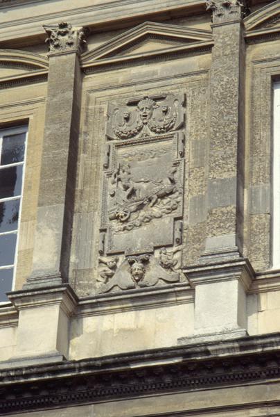 Façade Renaissance, bas-relief gauche du deuxième étage.