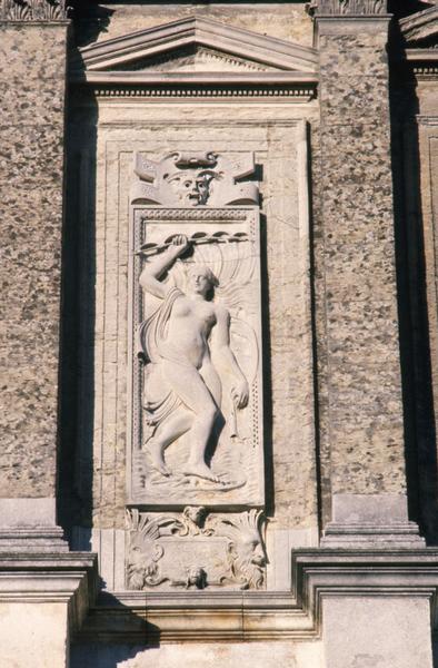 Façade Renaissance, bas-relief central du deuxième étage.