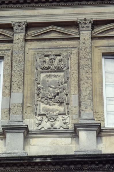 Façade Renaissance, bas-relief droit du deuxième étage.