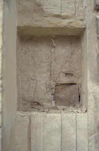 Façade Renaissance, premier étage côté sud : détail entre le panneau sculpté et l'ancienne fenêtre.