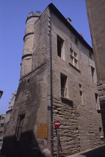 Angle de la place et de la rue entre les Tours.