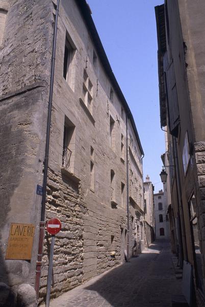 Façade côté rue entre les Tours.