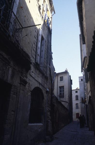 Façade côté rue entre les Tours.