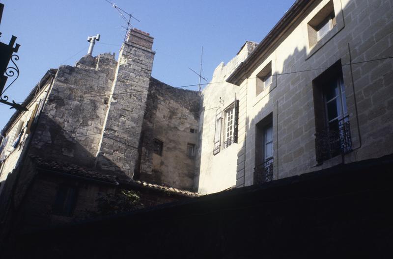 Façade côté rue entre les Tours.