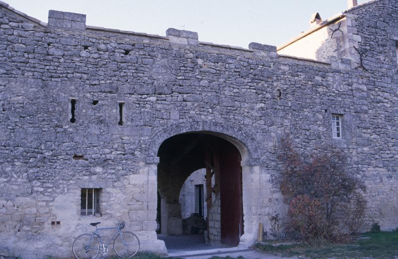 Façade extérieure, entrée vers la cour.