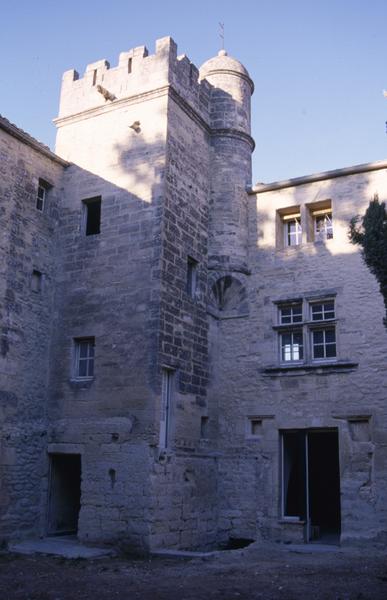 Cour, tour carrée.