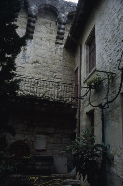 Remparts et façade sur cour intérieure.