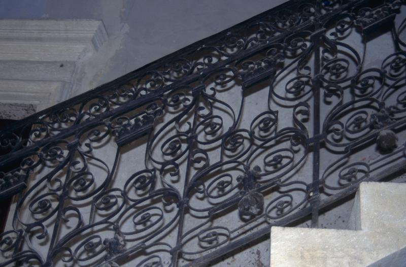 Vue intérieure, escalier : grille.