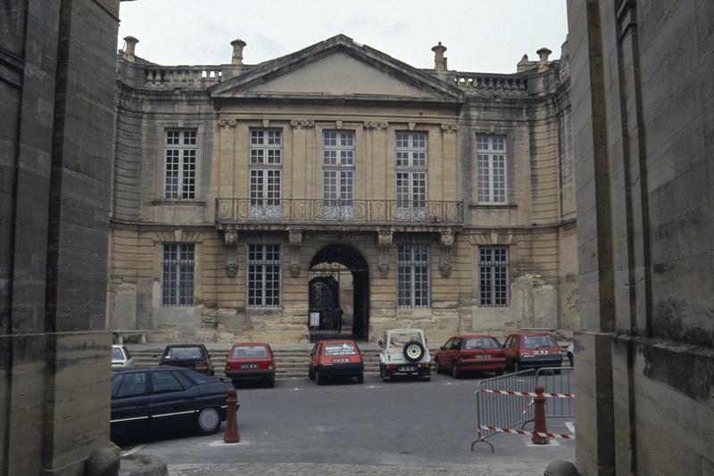 Façade sur la place du Duché.