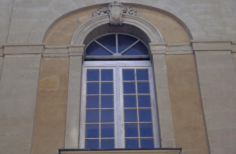 Cour intérieure, détail d'une fenêtre.