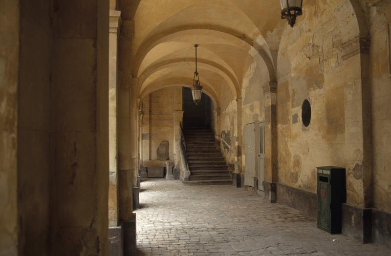 Cour intérieure, galerie, escalier.