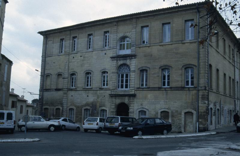 Façade latérale nord, au carrefour du boulevard Victor Hugo.