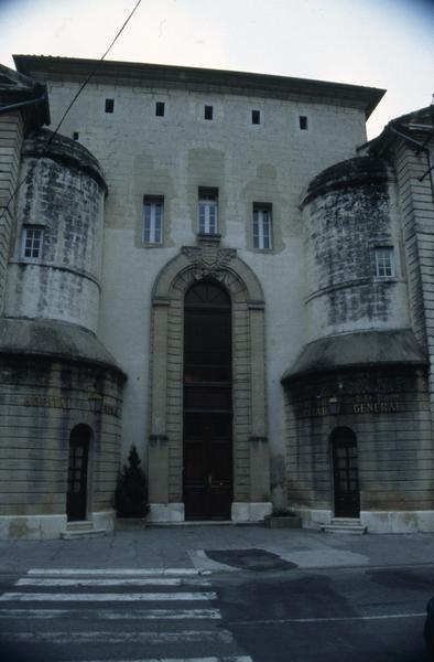 Façade sur rue, entrée.