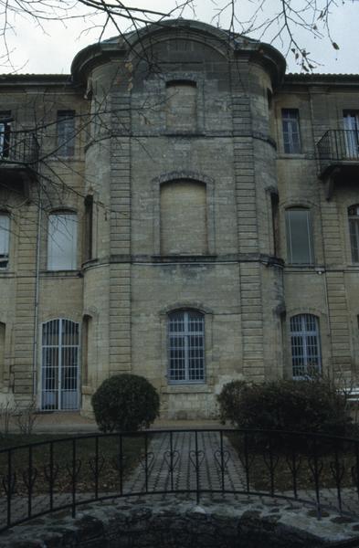 Façade sur jardin, chapelle.