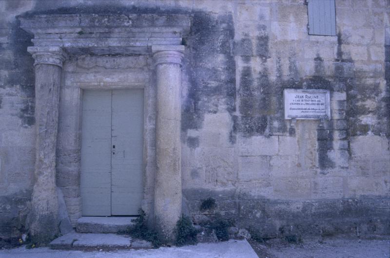 Façade, porte d'entrée.