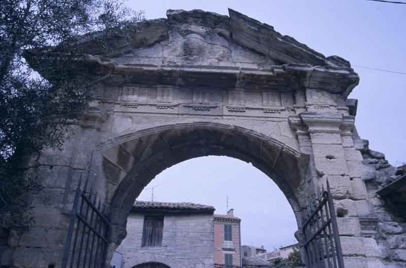 Entrée de l'ancien parc de l'ancien évêché dit parc du Duché. Vue depuis l'intérieur du parc.