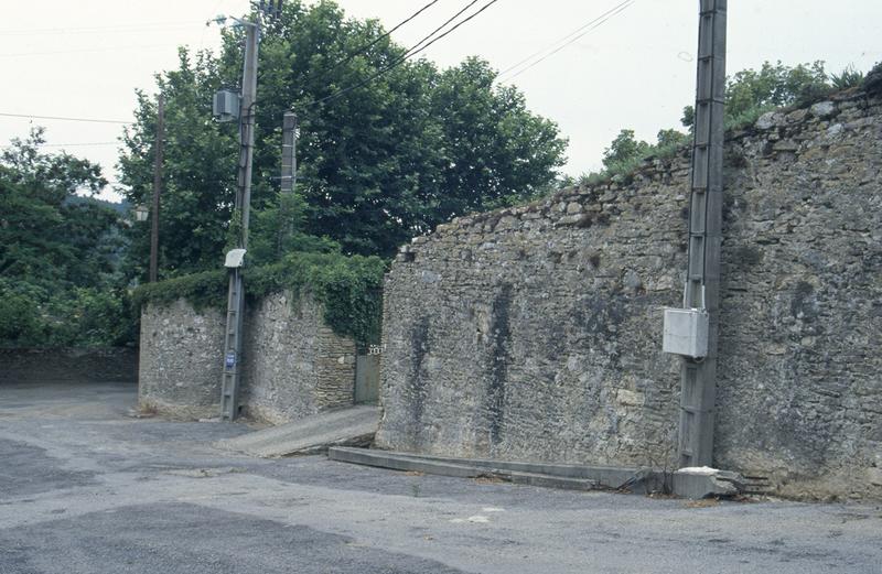 Mur est, rue des remparts.