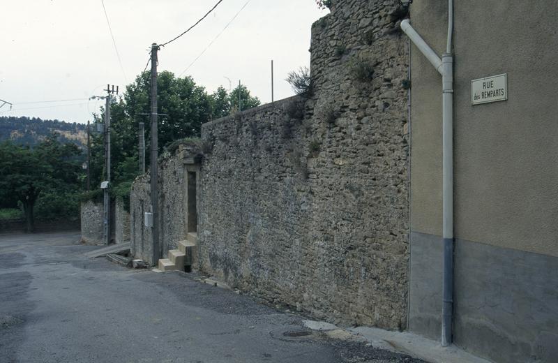 Mur est, rue des remparts.